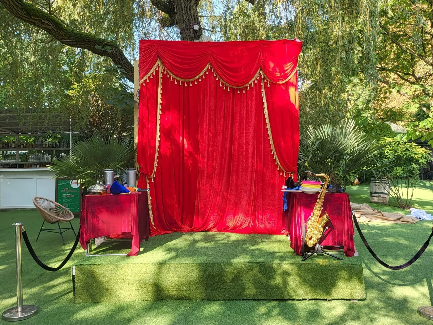 Le théâtre de marionnettes monté en extérieur, dans un jardin.